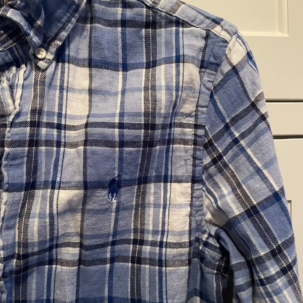 Klassisk rutig Ralph Lauren skjorta i fint skick. STORLEK: XL (18-20) Barnstorlek. . Skjortor.