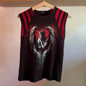 Topp - Rockig och cool linne/t-shirt köpt från sellpy men används knappt :(