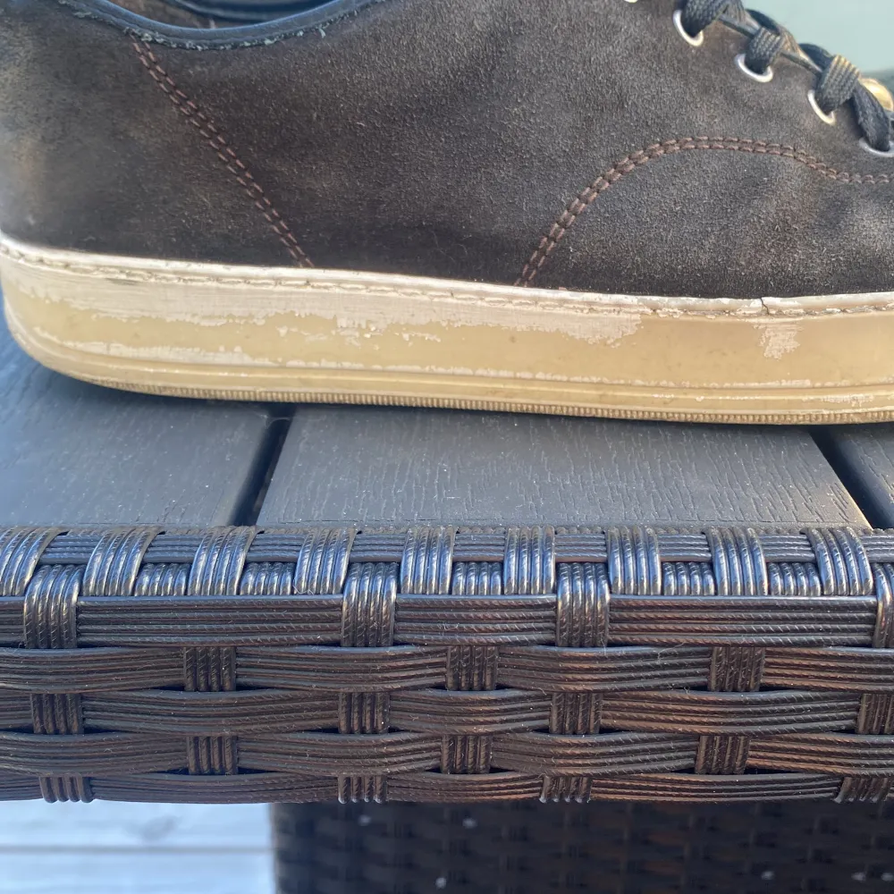 Säljer ett par lanvin skor i bra skick men då är målade så färgen som tidigare ägaren målat med har släppt och lite andra defekter, men det är bara utseendet, själva skon är i bra skick och finns mycket kvar att ge  Box ingår inte !!!!!. Skor.