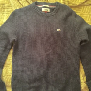 Tommy jeans tröja  - Mörkblå Tommy jeans tröja. Aldrig använd. Storlek: S Normal passform