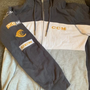 CCM hoodie - Snygg och skön ccm hoodie den är använd men i bra skick lite noppig.
