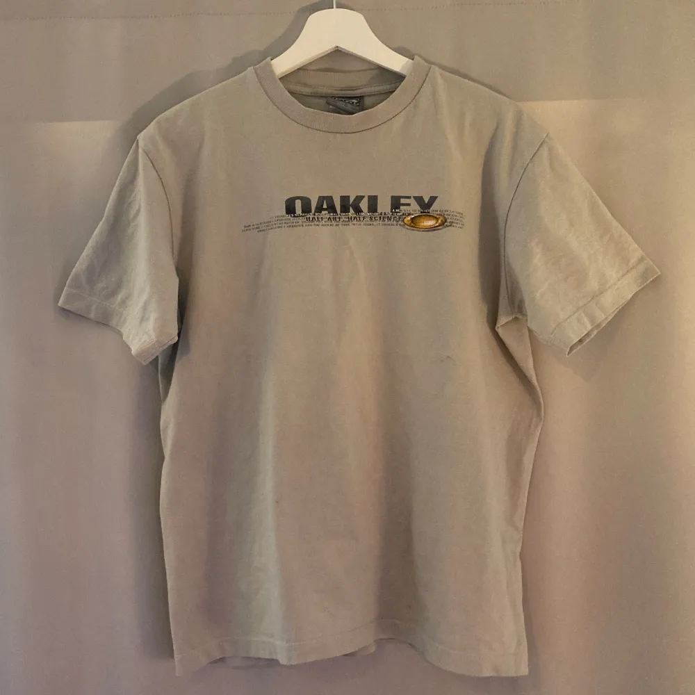 En T-Shirt från Oakley med super fett front och back print. Tröjan har diverse missfärgningar (visat på bilderna), men inget som syns för tydligt. . T-shirts.