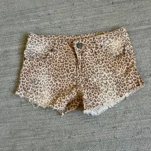 Leopard shorts. Midjemått 38cm, längd på sidan 23 cm. Köp via köp nu ❤️‍🔥