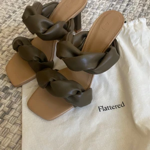 Flattered klackar - Supersnygga klackar från flattered⭐️ Helt nya, aldrig använt Storlek 40 men skulle säga att dem är mer 39. Pris inkl frakt💚