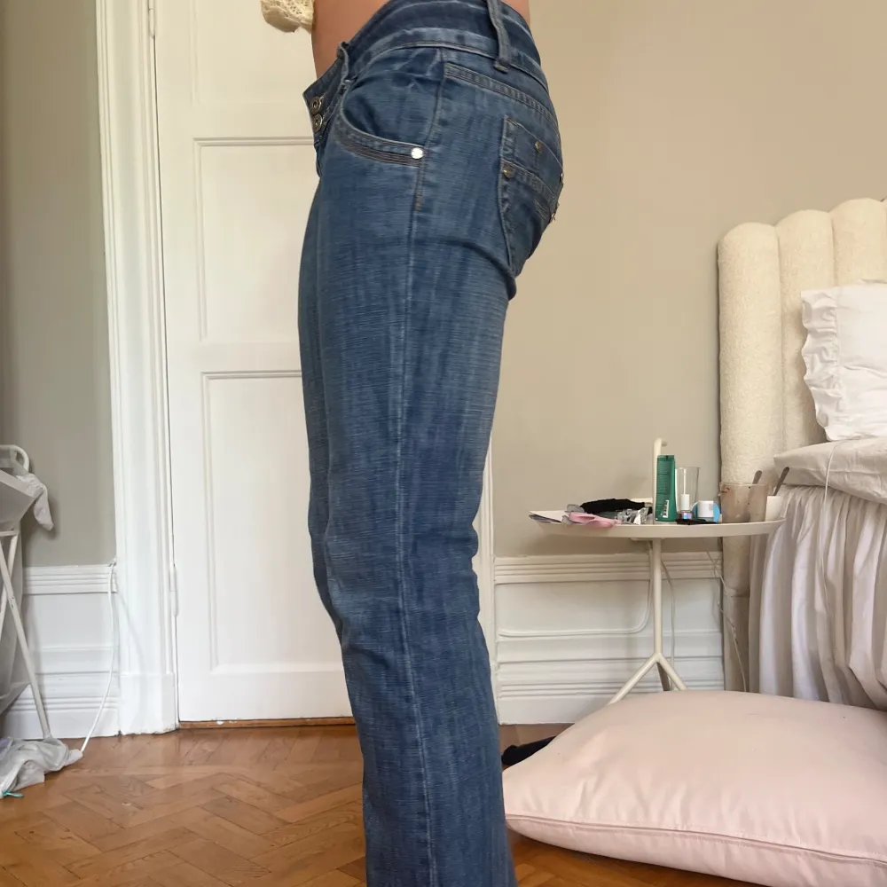 Jätte coola lågmidjade jeans med snygga fickor💙💘 köpta secondhand men i nyskick! TRYCK INTE PÅ KÖP NU DÅ JAG ÄR UTOMLANDS FRAM TILLS 5 AUGUSTI . Jeans & Byxor.