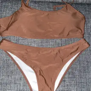 En brun bikini från SHEIN i storlek L 