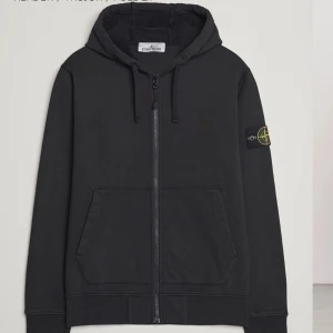 Stone island zip Hoodie  - En skön tröja i bra skick Kan gå lägre i pris vid snabb affär
