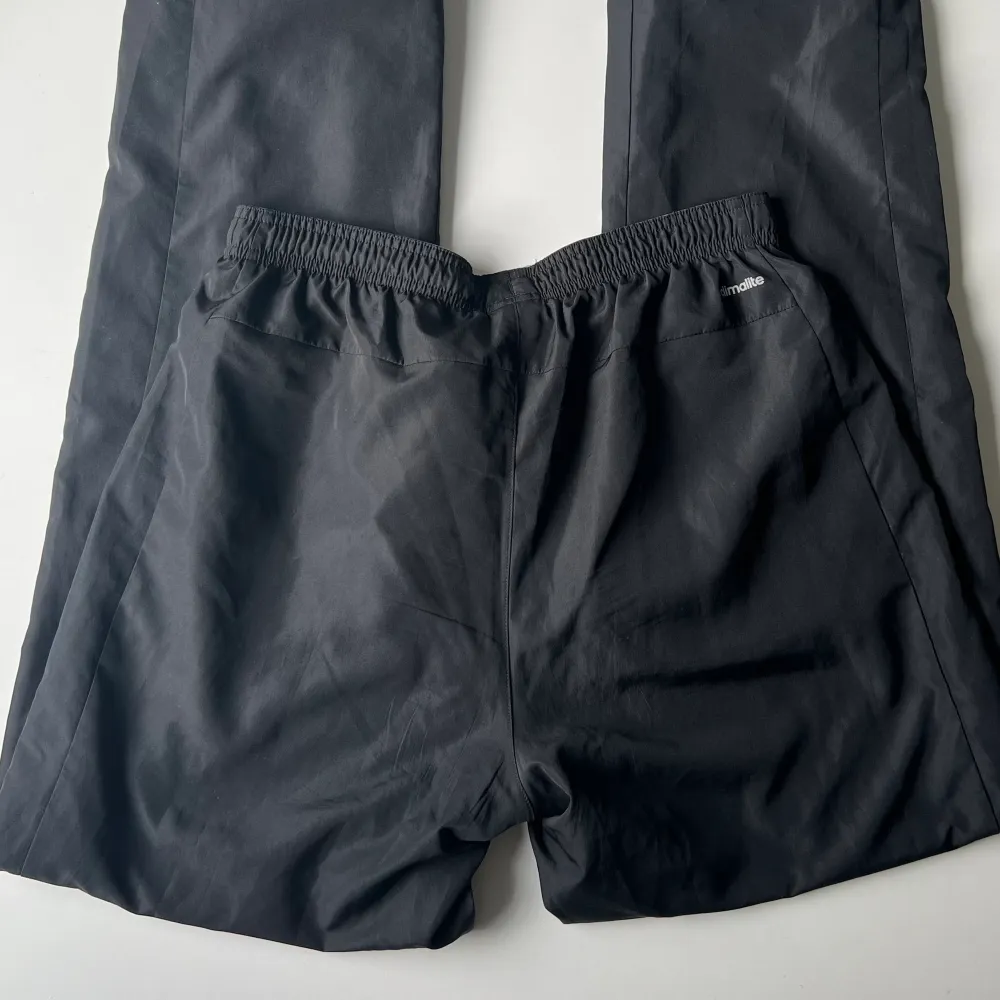 Svarta vintage Adidas baggy byxor. Midjemått: 76-88 cm, då det är justerbara. Innerbenslängd: 80 cm. Jag är 176 cm 💕. Jeans & Byxor.