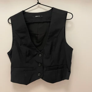 Väst - Svart väst från Gina Tricot! 