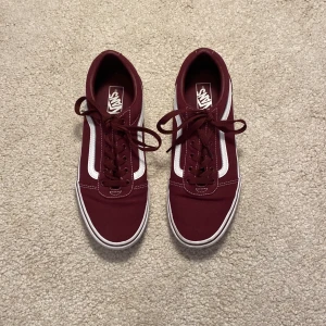 Vans Skor - Säljer min gamla Vans skor då de inte kommit till användning. Använd 2-3 ggr och har lite smuts fram och bak på sulan som knappt syns. Skriv privat för fler frågor 💕