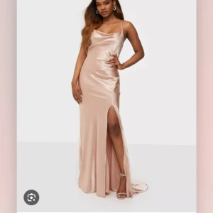 Balklänning - Satinklänningen är använd endast en gång på balen 2023. Storlek 36, i använt skick. Köpt för 1099kr och säljer den för 300kr. Skriv för fler bilder💛 