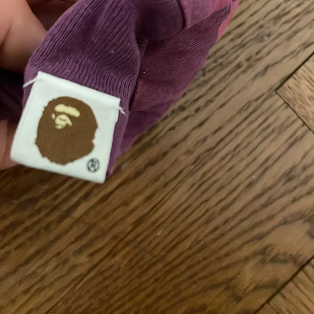 En riktig fet bathing ape långarmad tröja! använd men endå bra skick. Storlek medium. Skjortor.