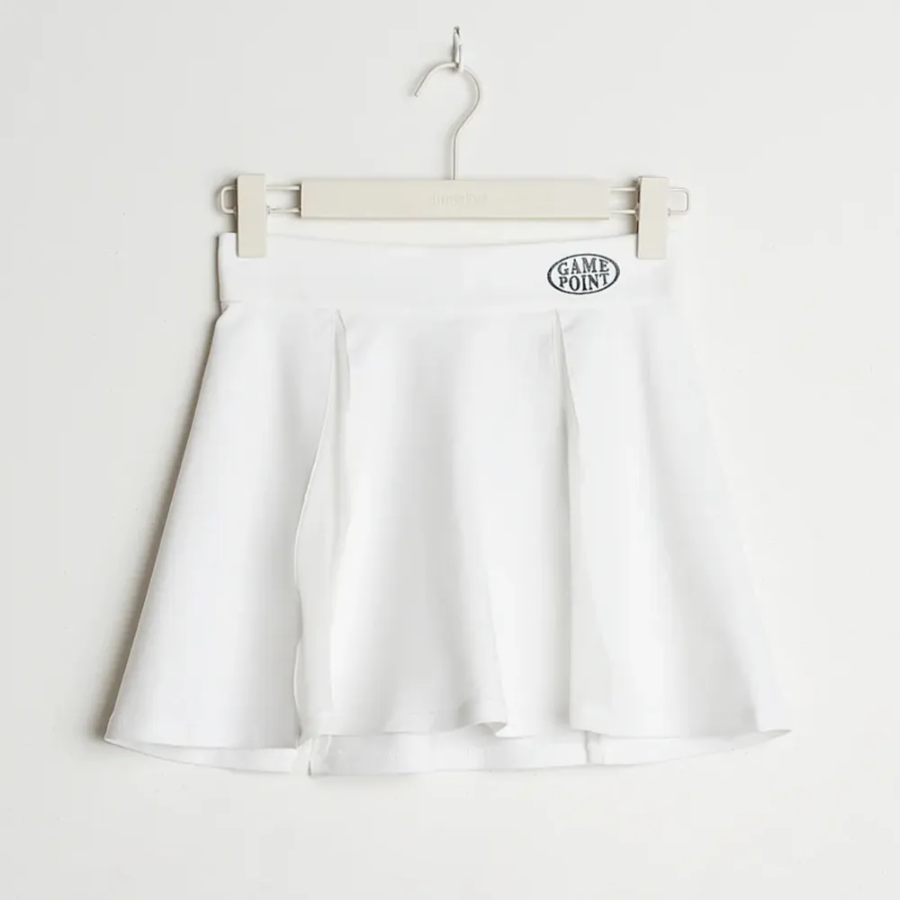 Säljer denna vita tenniskjolen från Gina Tricots gamla sortiment eftersom att jag aldrig använder den 💓🤌🏼⚡️. Kjolar.