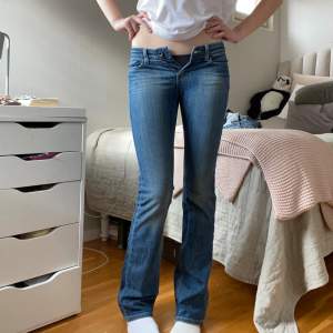 Lågmidjade jeans i strl 34 (men skulle säga att de är i strl 32 då de är lite för små för mig som i vanliga fall har strl 34), bra skick, har ett litet lagat hål på vänster ben (bild 4), längd 102, innerben 81, midja (rakt över) 35💗 