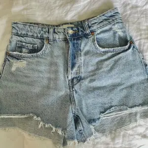 As snygga korta jeans shorts från H&M!! Använda fåtal gånger då de är lite tighta i låren