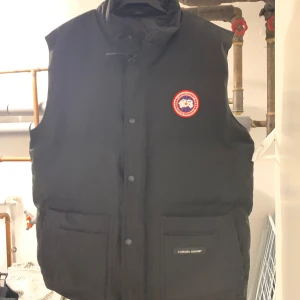 Canada goose väst  - Canada goose väst i bra skick, priset kan sänkas i snabb affär.
