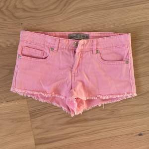 Super snygga rosa lågmidjade shorts. Perfekt till sommaren och super coola. Midjemåttet 38,5. Försmå för mig så finns inga bilder med dem på. Pris kan diskuteras vid snabb affär❤️
