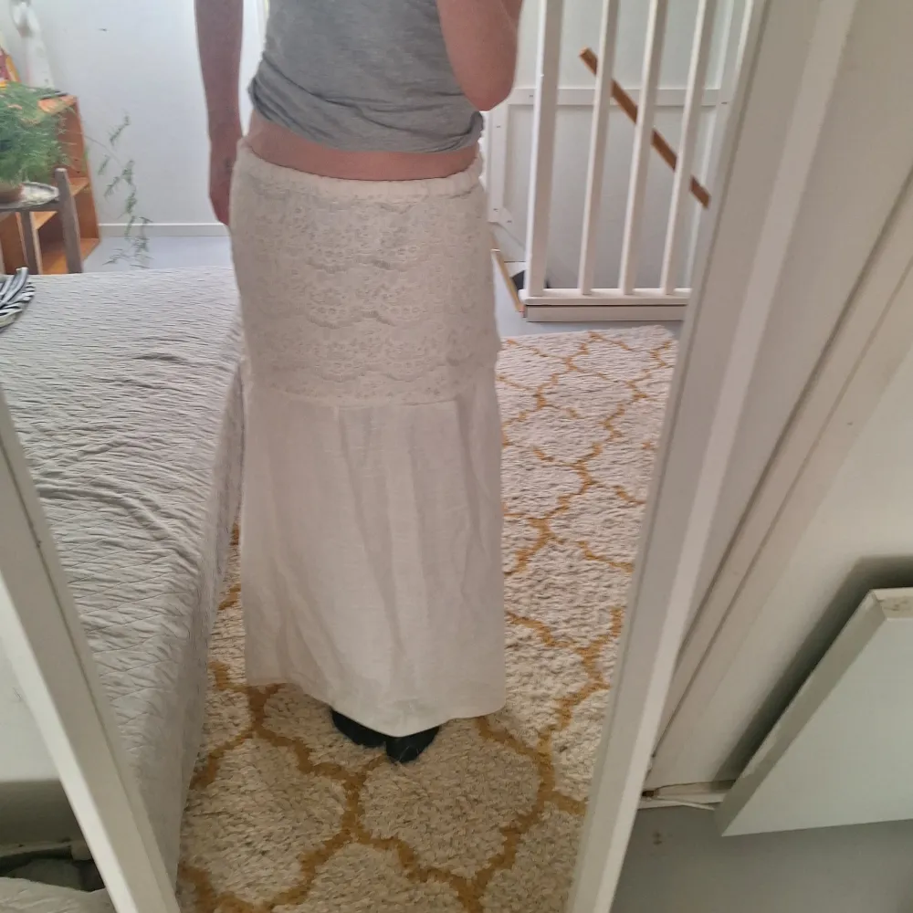 Jätte fin vit kjol perfekt till sommaren❤️ skriv gärna om ni undrar något. Kjolar.