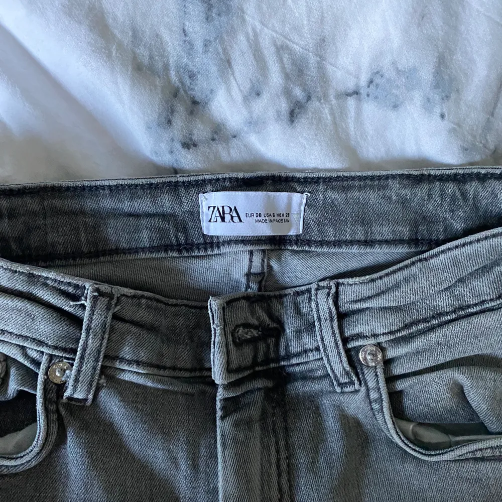 Utsvängda jeans med slits längst ner på varje ben. Storlek 38 och relativt högmidjade. Varsamt använda. . Jeans & Byxor.