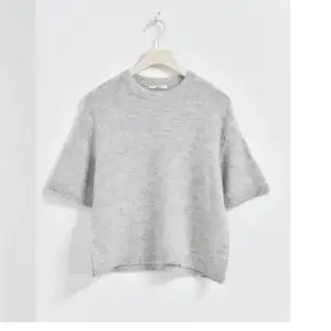 Stickad t shirt i storlek S från Gina tricot, som ny då den knappt är använd!