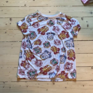 Harry Potter tröja - Välanvänd. Polyester. Storlek 42 men känns som 38.