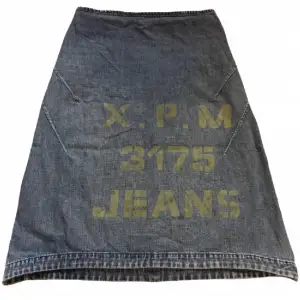 Cool jeanskjol med text på från ICHI! 100% bomull, Midjemått 70cm Längd (61cm i fram) (64cm på baksidan)