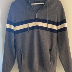 Massimo Dutti hoodie - Säljer väldigt eftertraktad Massimo dutti hoodie som går inte att köpa i butik längre. Tröjan är knappt använd och har Inge defekter. Storlek M
