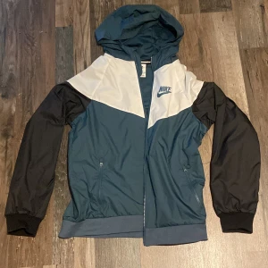Nike vind jacka - Nike vind jacka som är perfekt till blåsiga sommar kvällar! Skick 9/10. Nypris ca 1000. Mitt pris 199