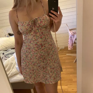 Sommarklänning - Jättefin klänning från ginatricot, den är i storlek xxs men passar även mig som har small/medium.