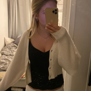 Kofta - Super söt kofta med knappar från gina, tryck gärna på köp nu och fråga om du undrar något!! 🤍