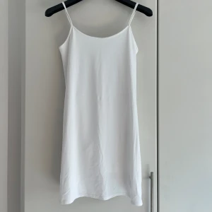 Klänning - Vit tennisklänning/sommarklänning med insydda shorts från J.Crew i storlek S. Aldrig använd, nyskick. 