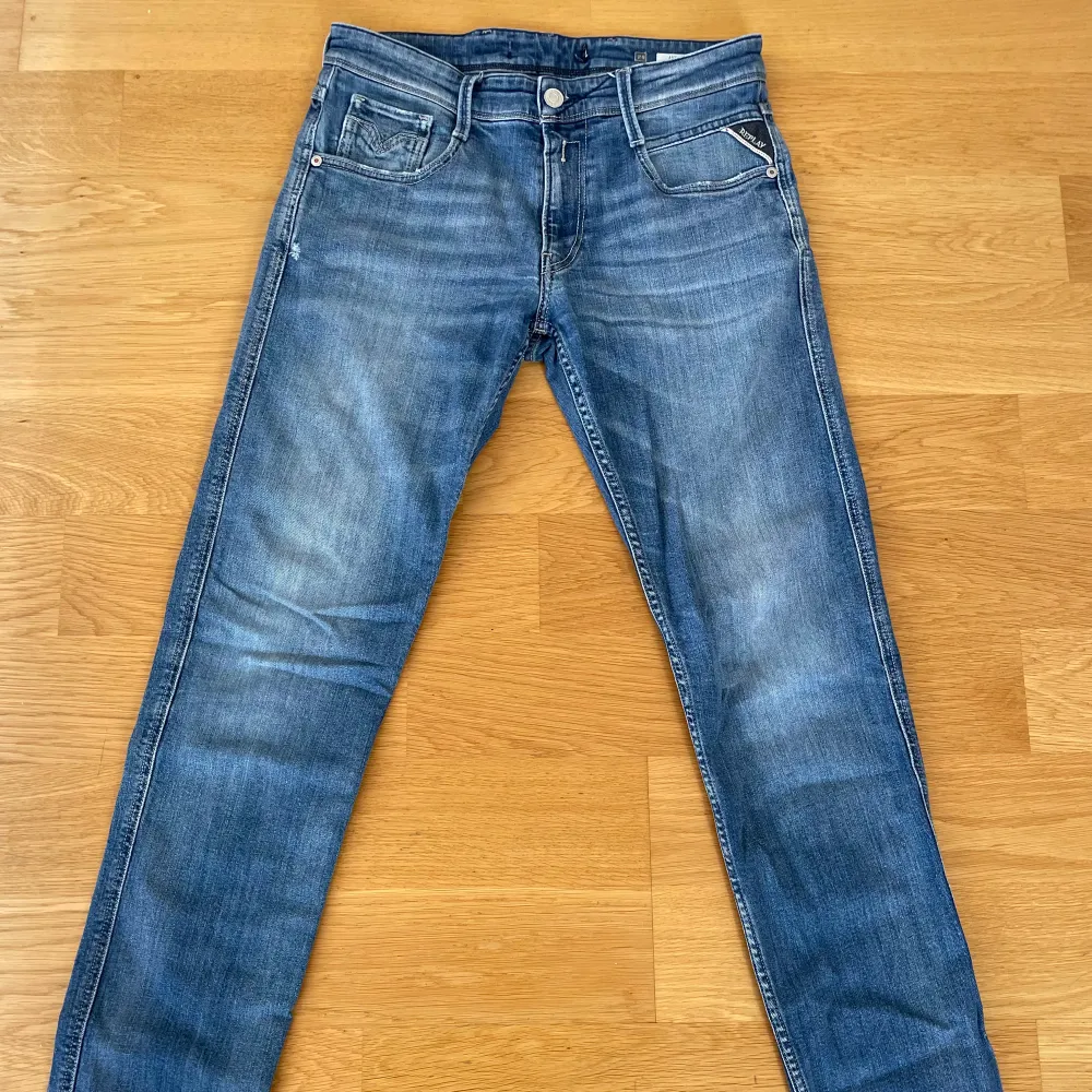 Säljer dessa slim jeans från Replay i modellen anbass. Jeansen är i toppskick och har inga tecken på användning. Det är storlek 29.. Jeans & Byxor.