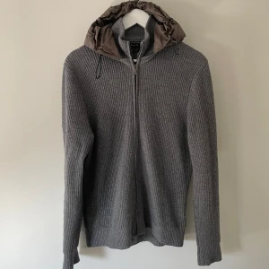 Massimo Dutti Cardigan - | INTE PRUTBART | Massimo Dutti Cardigan | Skick: Mycket fint | Storlek: M | Pris: 1699kr, bud gäller | Hör av dig vid frågor eller för fler bilder⭐️