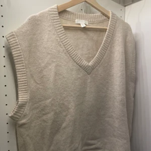 Stickad väst - Mycket bra skick