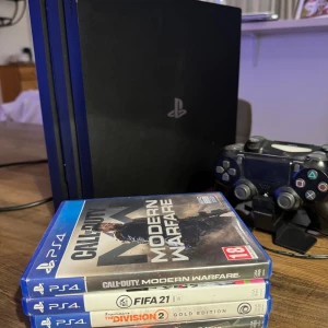 Playstation 4 pro - Säljer min ps4 som jag inte använder längre du får med 5 spel och 2 kontroller skriv för mer information 