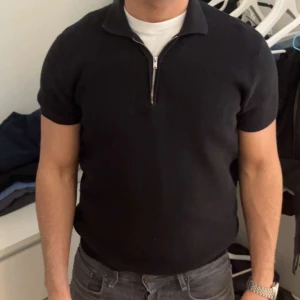 Halvzip  - Halvzip stickad T-shirt från Zara i storlek S. Ej kommit till användning och därav i bra skick.