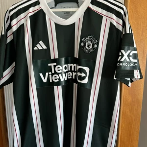 Ny oanvänd Manchester United 23/24  - Köpt nyligen. Storleken passar inte och därför säljs. Ny, oanvänd. Storlek 2XL.