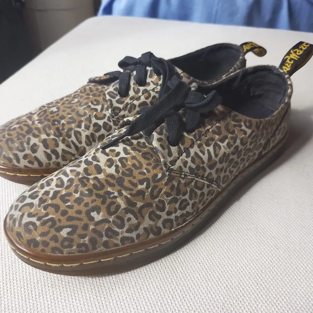 Leopardmönstrade sneakers från Dr Martens i stl 7 (41). Knappt använda och närmast i nyskick. . Skor.