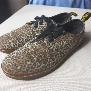 Leopardmönstrade sneakers från Dr Martens i stl 7 (41). Knappt använda och närmast i nyskick. 