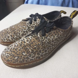Dr Martens sneakers stl 41 - Leopardmönstrade sneakers från Dr Martens i stl 7 (41). Knappt använda och närmast i nyskick. 