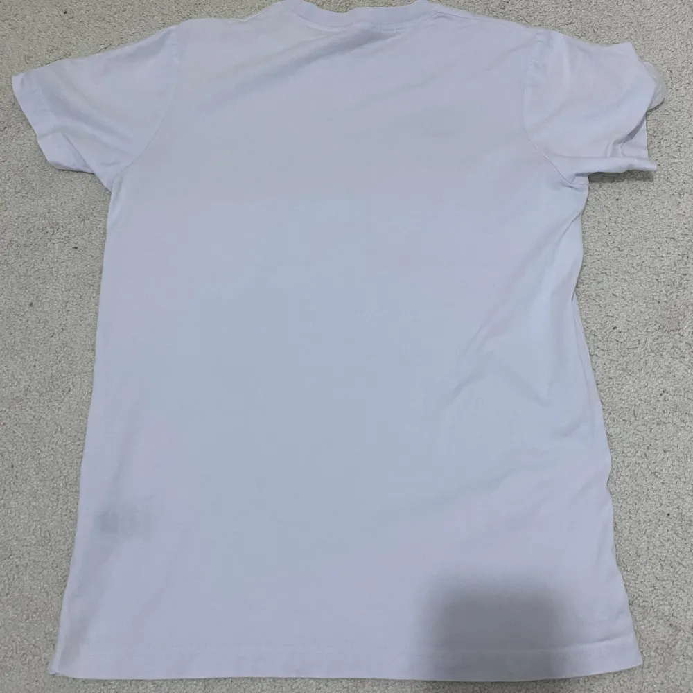 Vit Moncler t-shirt Skick 8/10 Helt ren och knappt använd T-shirt perfekt för sommar Kan fixa fler bilder!!! . T-shirts.