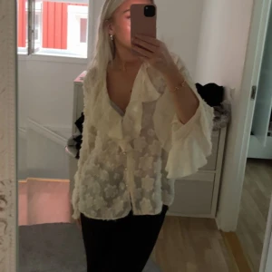Zara blus  - Säljer denna fina slutsålda blus från zara med blombroderier🩷 Använt fåtal gånger så i bra skick 