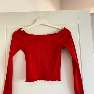 Röd topp offshoulder - Storlek M, är som en S