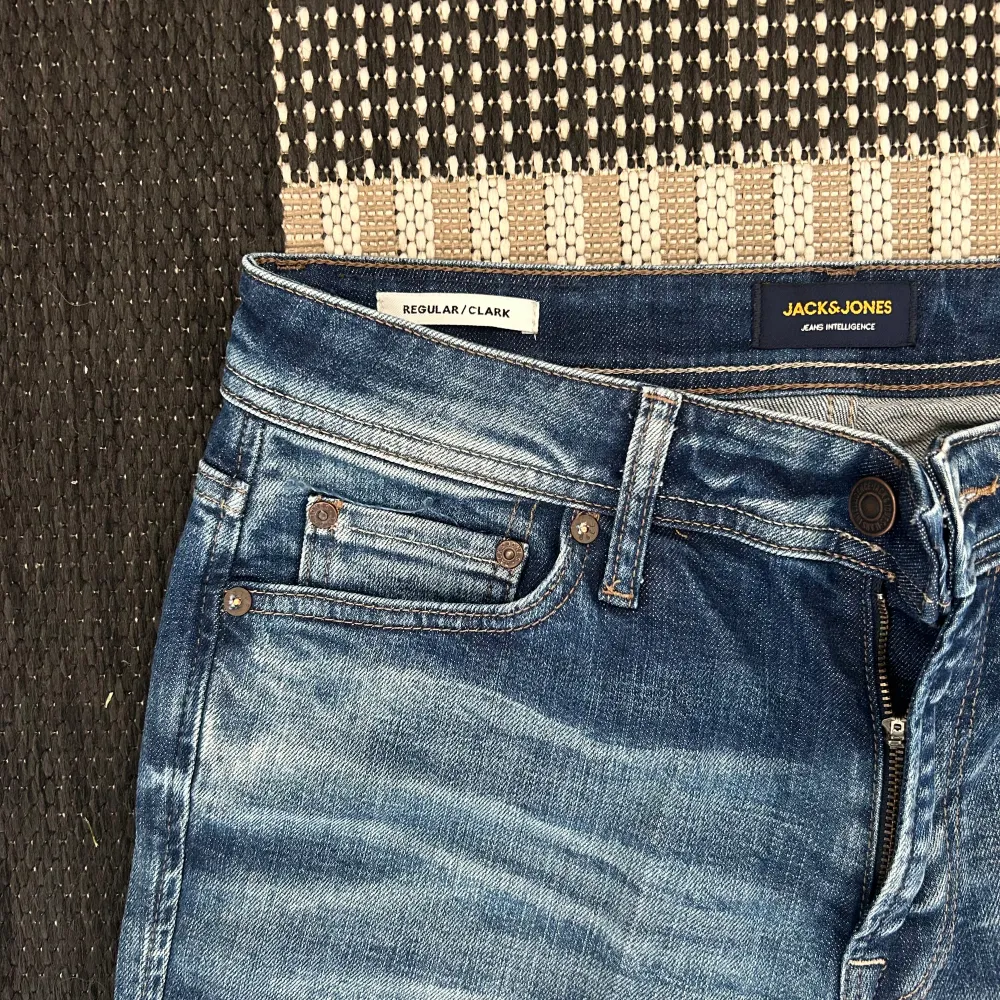 Storlek 31/30, snygga jeans med snygg Wash, nyskick, är 174 o väger 55-60kg, hör av er vid frågor samt övriga funderingar.. Jeans & Byxor.