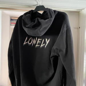 ”Lonely” hoodie - Snabb affär