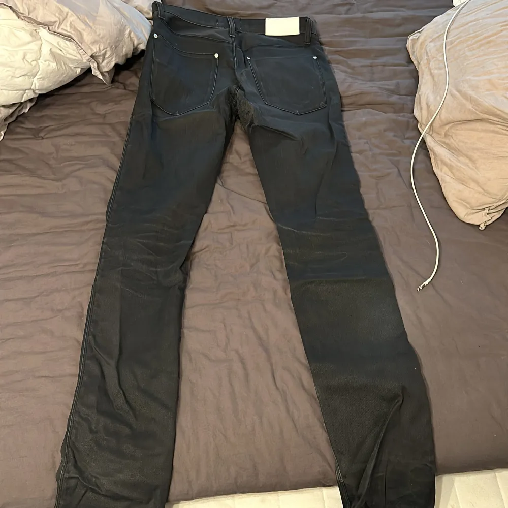 Ett par schyssta svarta Acne jeans, köpta på Plick, använda ett par gånger, inga defekter, kom dm för fler bilder . Jeans & Byxor.