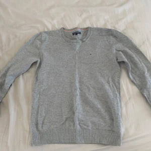 Tommy Hilfiger tjocktröja - Tommy Hilfiger tjocktröja i bra skick, gammal och inte använd på länge. Lite skrynklig men tvättas innan den skickas så det försvinner. 