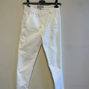 Kostymbyxa  - Vit kostymbyxa med smalt ben 
