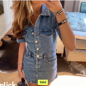 Jeansklänning - Jättefin Jeansklänning från Mango köpt här på Plick. Tyvärr var den för stor. Skriv för fler bilder☺️köpt för 600 + frakt för några dagar sen☺️