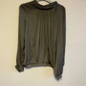Blus  - Grön blus med krage 